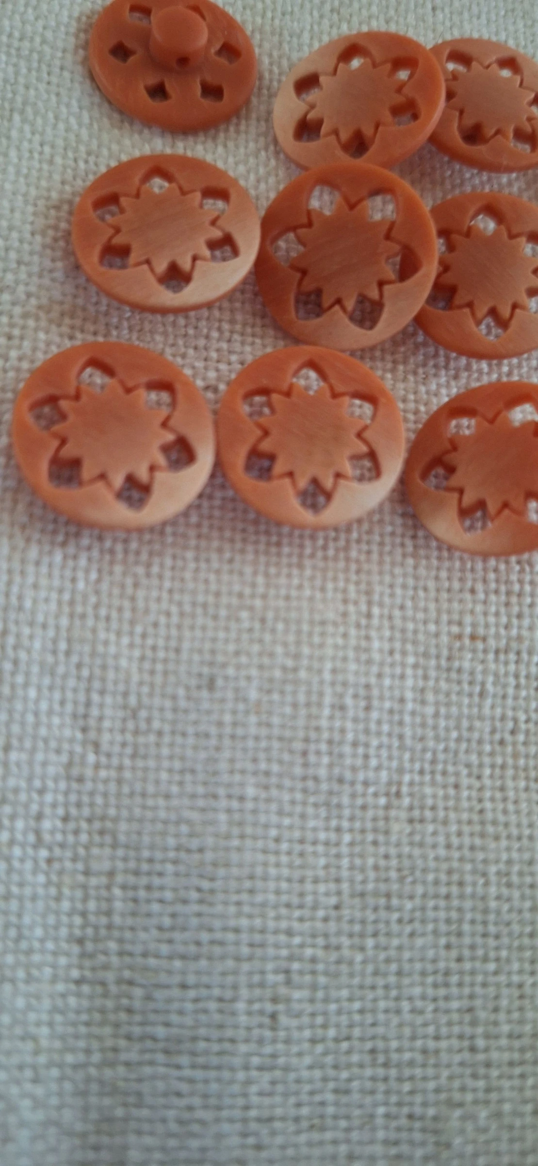 10 botones de 15 mm, para coser, de resina tallada – photo 2